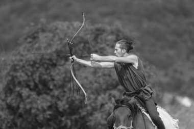 Macaristan 'daki At Sırtı Okçuluğu Festivali' nde geleneksel olarak giyinmiş insanlar
