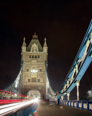 Londra 'daki Tower Bridge. Köprü, Londra Kulesi yakınlarındaki Thames Nehri 'ni geçer ve Londra' nın simgesi haline gelir.