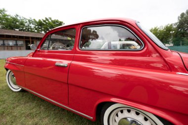 Kırmızı araba yolda.