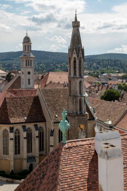 Sopron Macaristan 2 Haziran 2018: Eski Sopron kasabasının kırmızı çatıları yangın gözetleme kulesinden görüldü. Macaristan. Sopron silüeti.