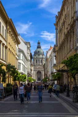 Güzel Roma Katolik Aziz Stephen Bazilikası 'nın yanında yürüyen turistler, Budapeşte, Macaristan