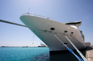 Limandaki büyük modern yolcu gemisinin görüntüsü 