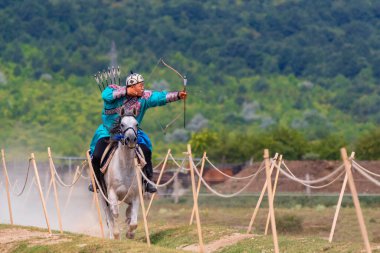 Macaristan 'daki At Sırtı Okçuluğu Festivali' nde geleneksel olarak giyinmiş insanlar