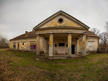 Şehirde terk edilmiş eski bir ev.