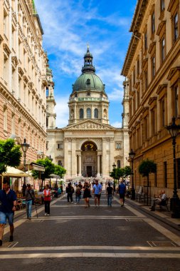 BUDAPEST - 30 Nisan 2014: Budapeşte, Macaristan 'daki Aziz Stephen Bazilikası. Kilise Neo-Classic tarzında inşa edilmiştir, fakat 1851 ve 1905 yılları arasında Neo-Rönesans kubbesi ile inşa edilmiştir..