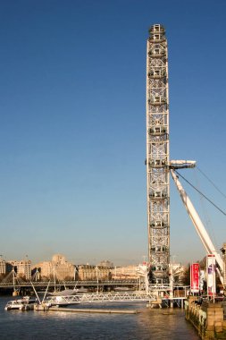 Londra, İngiltere - 21 Aralık 2005 Londra 'da Londra Gözü. 135 metrelik dönmedolap, İngiltere 'nin başkenti Londra' da bulunan Thames nehrinin kıyısında yer alır..