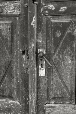 Kilitli eski ahşap kapı