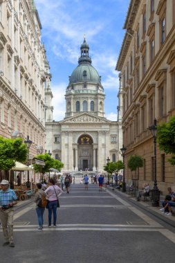 BUDAPEST - 30 Nisan 2014: Budapeşte, Macaristan 'daki Aziz Stephen Bazilikası. Kilise Neo-Classic tarzında inşa edilmiştir, fakat 1851 ve 1905 yılları arasında Neo-Rönesans kubbesi ile inşa edilmiştir..