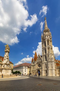 Macaristan, Budapeşte 'deki Matthias Kilisesi' nin dışındaki Kutsal Üçlemeci sütunu.