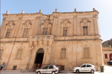 Arka planda Barselona 'nın eski bir kasabası var.