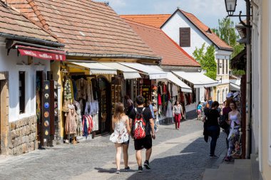 Macaristan Szentendre Nisan. - 25. 2018: Szentendre. Sokak manzaralı. Kasaba hayatı. İnsanlarla dolu şehir.