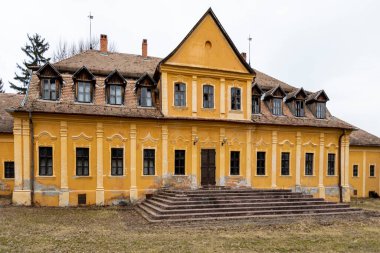 Macaristan kışın Csapody av kulübesinin harabesi