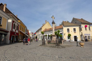 Macaristan Szentendre Nisan. - 25. 2018: Szentendre. Sokak manzaralı. Kasaba hayatı. İnsanlarla dolu şehir.