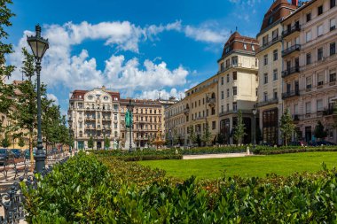 Budapeşte Macaristan. Yeni yenilenmiş Josef Nador Plaza. Merkezin bir parçası ve iyi alışveriş sunuyor..