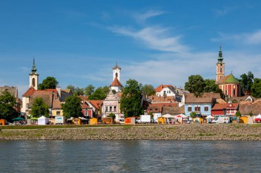 BUDAPEST, HUNGARY 4.30: 2018 Budapeşte manzarası bir nehir gezisinden şehir boyunca yelken açarken. Budapeşte bir dünya mirası alanıdır..