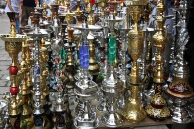 Kahire, Mısır - 14 Mayıs 2009: Çeşitli Arap antika hatıraları, çarşıdaki birçok eski dükkanda sergilenen eşyalar. Mısır pazarındaki tipik dükkanlar ve turizm için sıcak nokta.