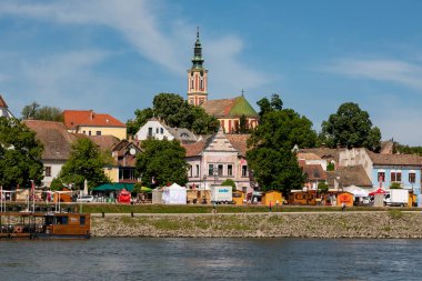 BUDAPEST, HUNGARY 4.30: 2018 Budapeşte manzarası bir nehir gezisinden şehir boyunca yelken açarken. Budapeşte bir dünya mirası alanıdır..
