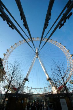 Londra, İngiltere - 21 Aralık 2005 Londra 'da Londra Gözü. 135 metrelik dönmedolap, İngiltere 'nin başkenti Londra' da bulunan Thames nehrinin kıyısında yer alır..