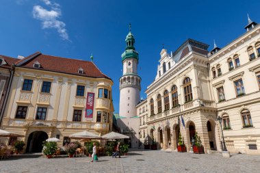 Sopron, Macaristan - 2 Haziran 2018: Main Square kahvesi. Ünlü Ateş Kulesi 'nin arkaplan görüntüsü.