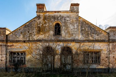 Şehirdeki terk edilmiş eski bina.