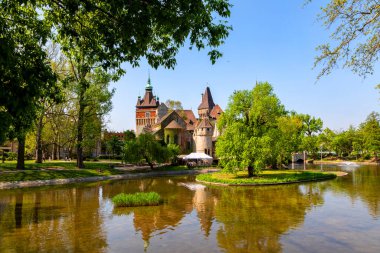 Budapeşte, Macaristan 23 Mayıs 2018. Ünlü turistik eğlence merkezi Vajdahunyad Şatosu, burası sadece bir kopya ve şu anda müzeleri barındırıyor..