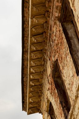 Pencereleri düşük, eski terk edilmiş ev