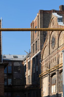 Arka planda eski bir fabrikanın kalıntıları