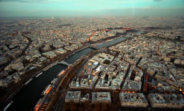 paris eiffel Tower, Fransa seine Nehri ile ünlü akşam görmek