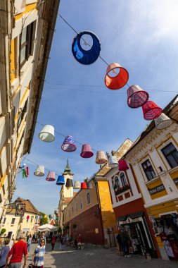 Macaristan Szentendre Nisan. - 25. 2018: Szentendre. Sokak manzaralı. Kasaba hayatı. İnsanlarla dolu şehir.