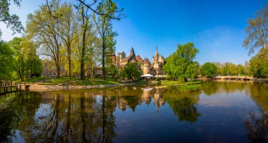 Budapeşte, Macaristan 23 Mayıs 2018. Ünlü turistik eğlence merkezi Vajdahunyad Şatosu, burası sadece bir kopya ve şu anda müzeleri barındırıyor..