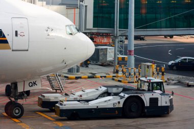 Singapur - 24 Mayıs 2009: Changi Havaalanı 'nda uçak ve destek ekipmanları. Singapur, Singapur 'un birincil sivil havaalanıdır ve Güneydoğu Asya' nın en büyük ulaşım merkezlerinden biridir.
