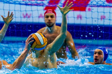 yüzme havuzunda su topu oyunu yarışması 