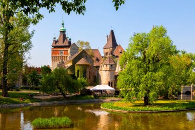 Budapeşte, Macaristan 23 Mayıs 2018. Ünlü turistik eğlence merkezi Vajdahunyad Şatosu, burası sadece bir kopya ve şu anda müzeleri barındırıyor..