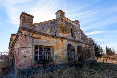 Şehirdeki terk edilmiş bina