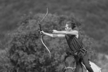 Macaristan 'daki At Sırtı Okçuluğu Festivali' nde geleneksel olarak giyinmiş insanlar