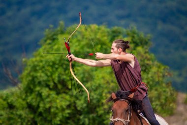 Macaristan 'daki At Sırtı Okçuluğu Festivali' nde geleneksel olarak giyinmiş insanlar