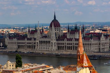 Macaristan 'ın başkenti Budapeşte' de nehir kıyısında Macar parlamento binası.