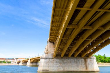 Budapeşte Macaristan 'daki Margaret Köprüsü (ayrıntılar). Köprü tamamen yenilendi ve şimdi tüm ihtişamıyla.