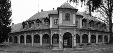 Macaristan kışın Csapody av kulübesinin harabesi