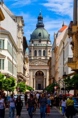Güzel Roma Katolik Aziz Stephen Bazilikası 'nın yanında yürüyen turistler, Budapeşte, Macaristan