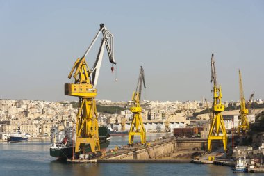 VALLETTA MALTA - 20 Mayıs 2009: Malta 'da büyük bir tersane cairns. Valletta 'nın nakliye için derin bir limanı ve tersane işleri için büyük kuru limanları var..