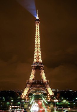 PARIS - 12 Aralık 2005: Paris, Fransa 'da Eyfel Kulesi. 15 milyondan fazla turisti ziyaret etti ve başlangıçta Fransa 'nın önde gelen sanatçıları ve entellektüelleri tarafından tasarımı için eleştirildi.,