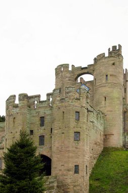 Görkemli ortaçağ kale mimarisinin manzarası