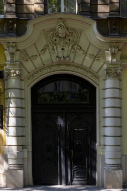 Süslü klasik kapılar, Budapeşte 'nin iç kesimlerindeki tipik süsler. Budapeşte Macaristan
