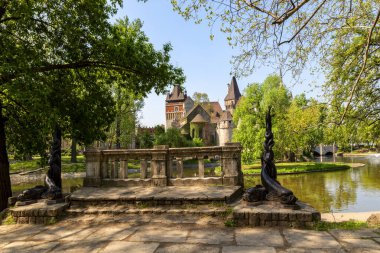 Budapeşte, Macaristan 23 Mayıs 2018. Ünlü turistik eğlence merkezi Vajdahunyad Şatosu, burası sadece bir kopya ve şu anda müzeleri barındırıyor..