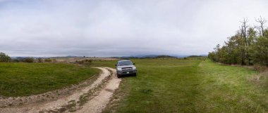 Araba yolda, arazide. 