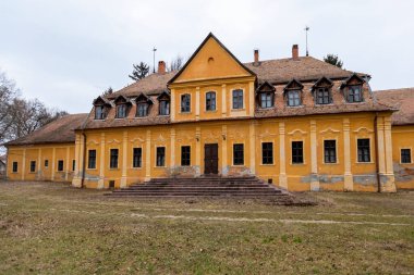 Macaristan kışın Csapody av kulübesinin harabesi