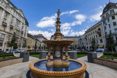 Budapeşte Macaristan 1 Ağustos 2020: Ön planda yeni yenilenmiş Josef Nador plaza Whit porselen çeşmesi. Merkezin bir parçası ve iyi alışveriş sunuyor..
