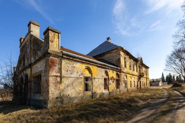 İsrail şehrinde terk edilmiş bir bina.