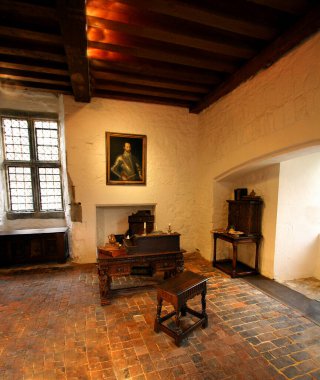 LONDON ENGLAND 23 DEC 2005: Dönem mobilyaları ile Londra Kulesi içinde sergilenen pek çok odadan biri.